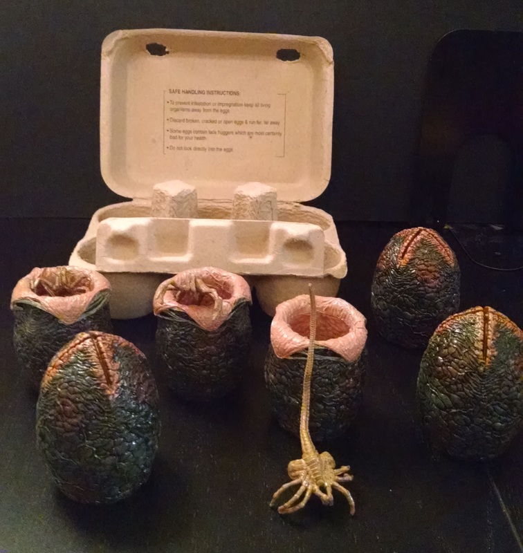 Alien LV-426 Cage-Free Eggs With Facehugger Figures